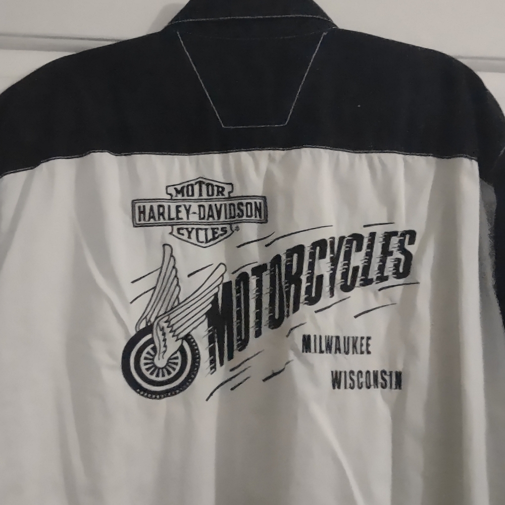 Harley-Davidson Black and White Casual Button Down Shirt with Graphic Design